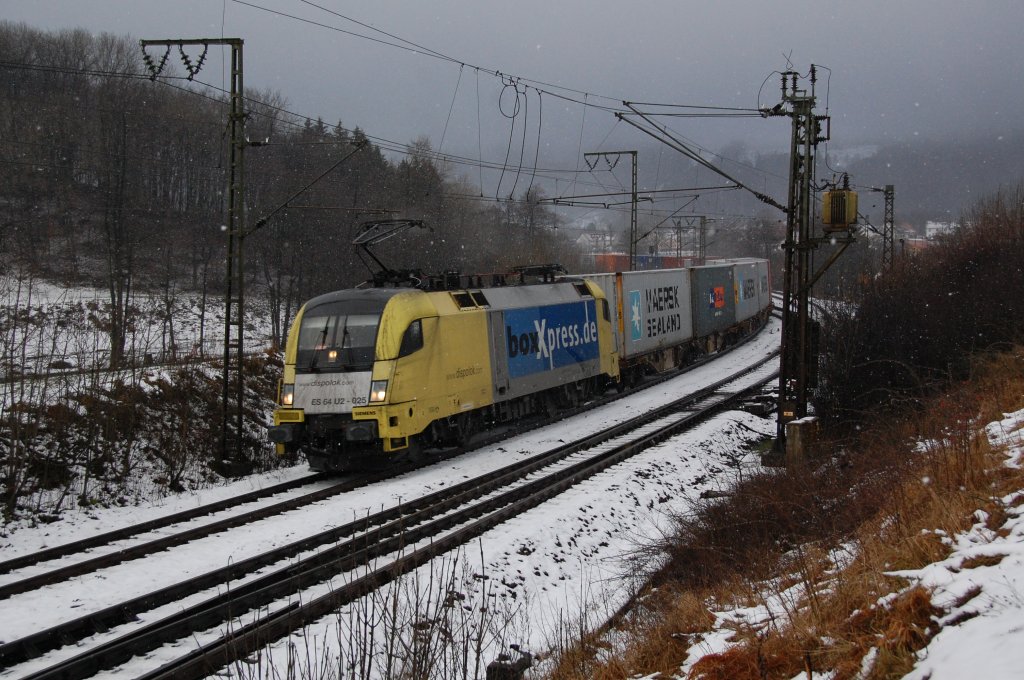 ES 64 U2 - 025 hier mit ihrem Sd-Nord gehenden Containerzug im leichten Schneegestber kurz vor Himmighausen, 17.12.2011.