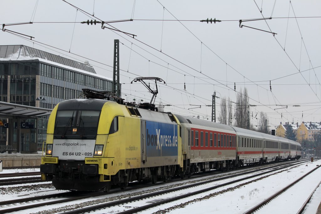 ES 64 U2 - 025  BoxXpress.de  auch heute wieder am  IC Knigsee . Aufgenommen am Heimeranplatz am 27. Mrz 2013.