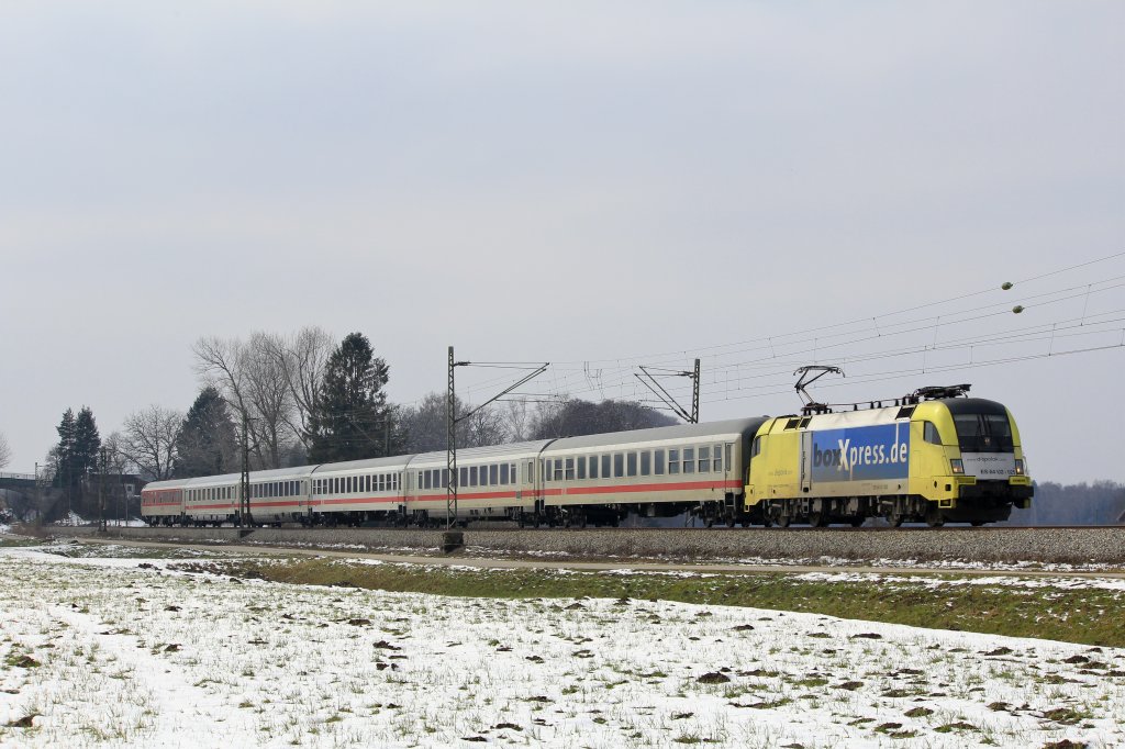 ES 64 U2 - 025  BoxXpress.de  mit dem IC Knigsee auf dem Weg nach Berchtesgaden. Aufgenommen am 1. April 2013 bei bersee.