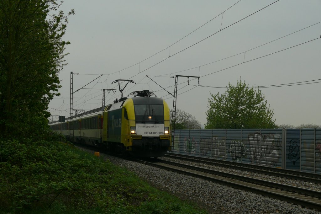ES 64 U2-025 am EC 6 nach Hamburg-Altona in Freiburg-St.Georgen am 2.5.13