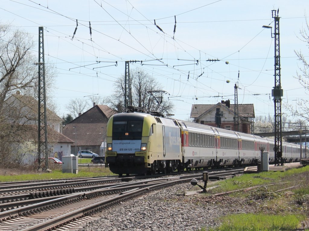 ES 64 U2-025  boxXpress  mit dem EC 6 von Chur nach Hamburg-Altona. Hier ist sie auf der KBS 703 in Orschweier. (14.04.2013)