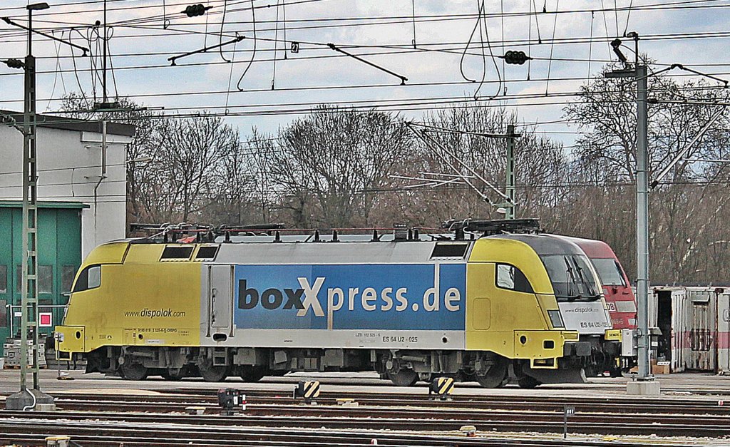 ES 64 U2-025 von boxXpress.de am 09.03.2013 abgestellt vor dem Betriebswerk in Basel Bad Bf. Die Lok ist Ersatzweise fr ES 64 U2-072 im Einsatz fr DB Fernverkehr, weil die 072 in Dessau weilt.