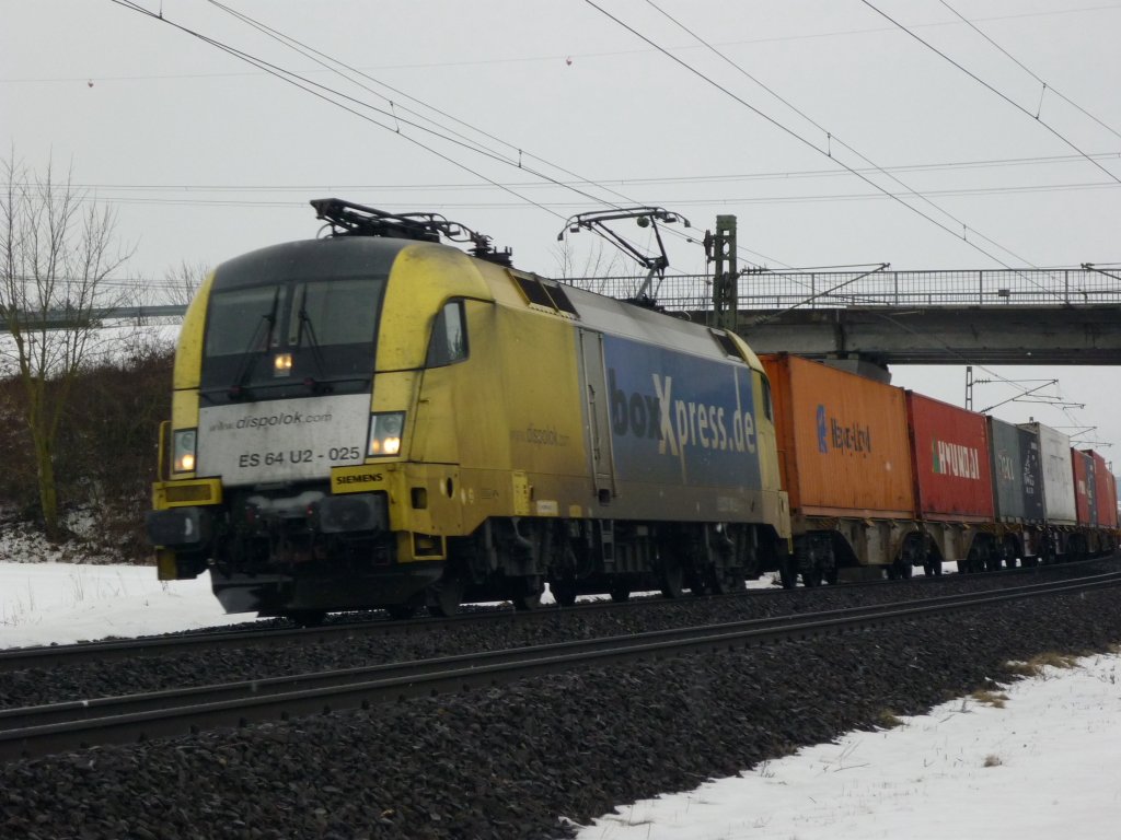 ES 64 U2 025 mit Gz, zwischen Gemnden (Main) und Karlstadt (Main), am 03.02.2010 