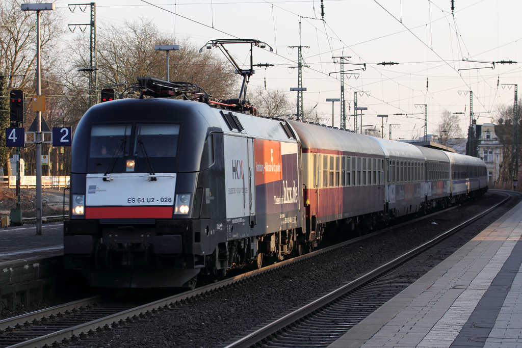 ES 64 U2-026 mit HKX 1805 bei der Durchfahrt in Recklinghausen 1.4.2013