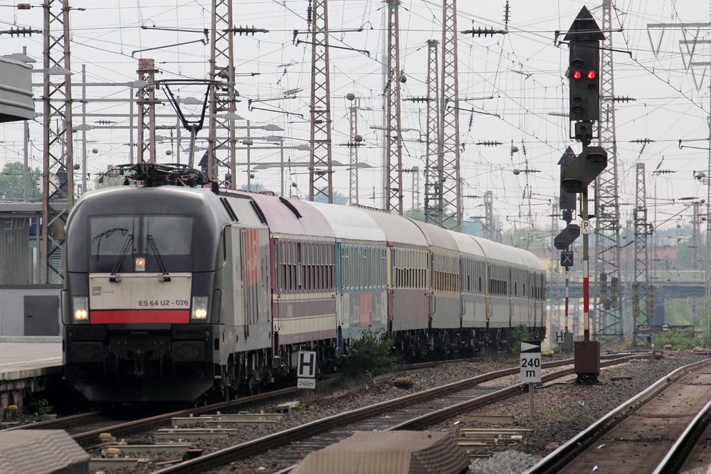 ES 64 U2-026 mit HKX 1805 nach Hamburg bei der Einfahrt in Essen Hbf. 20.5.2013