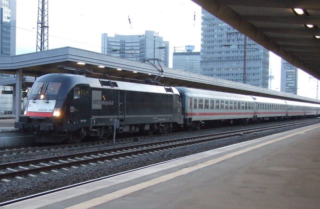 ES 64 U2-026 mit IC 1800 in Essen Hbf