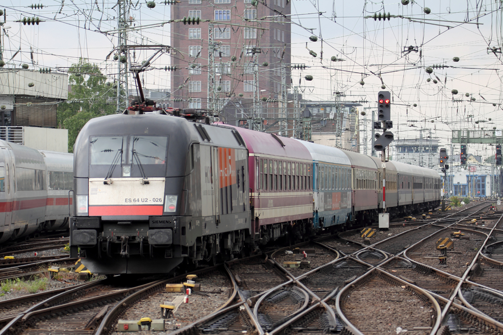 ES 64 U2-026 schob nach der Ankunft in Kln mit HKX 1802 den Zug auf seinen Abstellplatz bis zur nchsten Rckfahrt nach Hamburg 20.5.2013