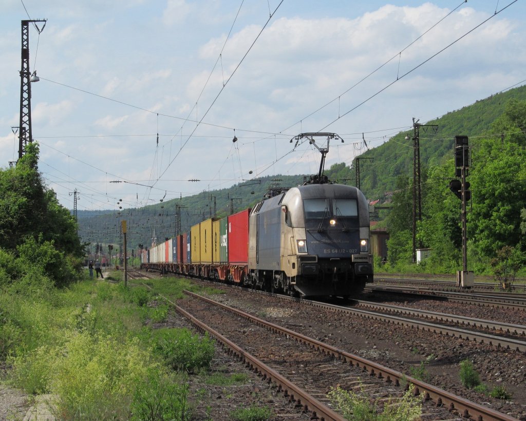ES 64 U2 - 027 der WLB zieht am 19. Mai 2012 einen Containerzug durch Gem�nden am Main.