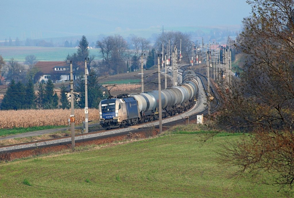 ES 64 U2 027 mal aus einer anderen Perspektive: SRID 47186 rollt mit 1600 Tonnen Last von 20 beladenen Kesselwagen Richtung Passau. Die Aufnahme entstand am 14.11.2009 kurz nach Neulengbach.