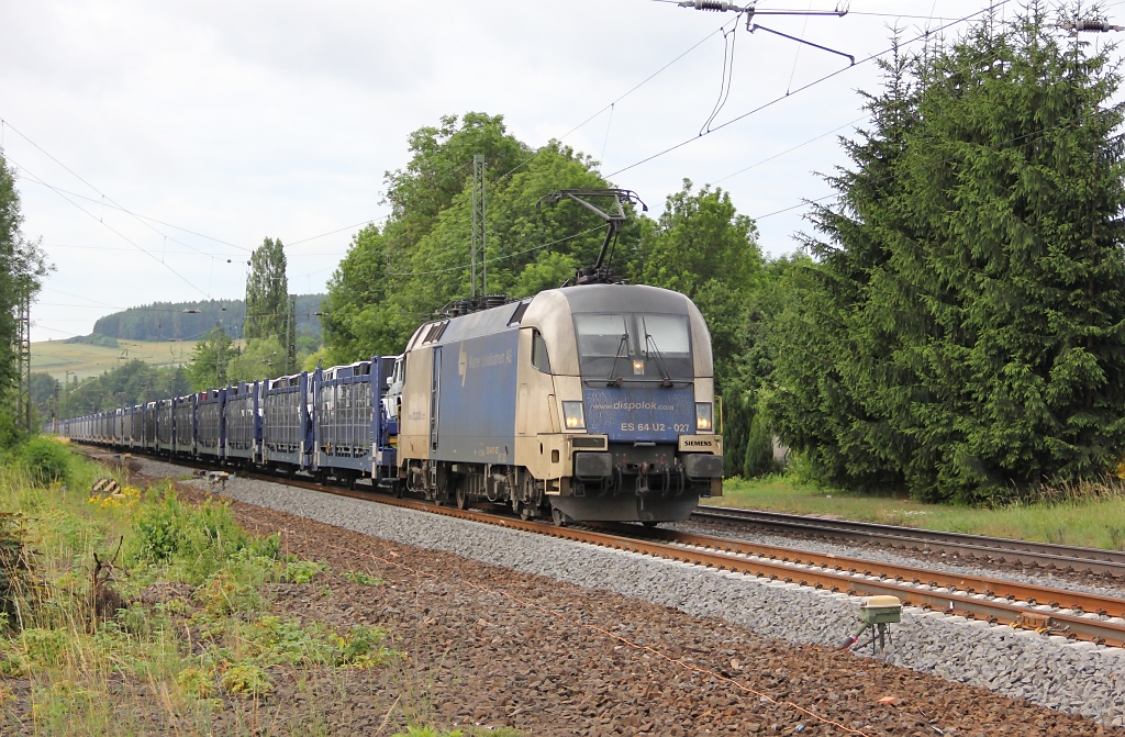 ES 64 U2-027 mit einem Ganzzug blauer Autotransportwagen in Richtung Norden bei Eschwege West. Aufgenommen am 22.06.2011 am B Eltmannshausen/Oberhone.