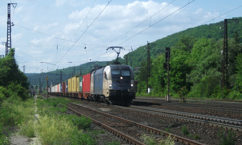 ES 64 U2-027 der WLB zieht am 19.Mai 2012 einen Containerzug durch Gem�nden(main) Richtun W�rzburg.