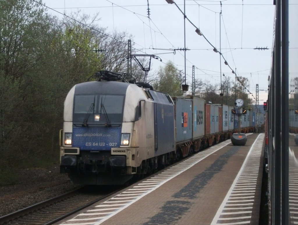 ES 64 U2-027 der WLB zieht am 19. April 2013 einen Containerzug durch Zeil Richtung Bamberg.