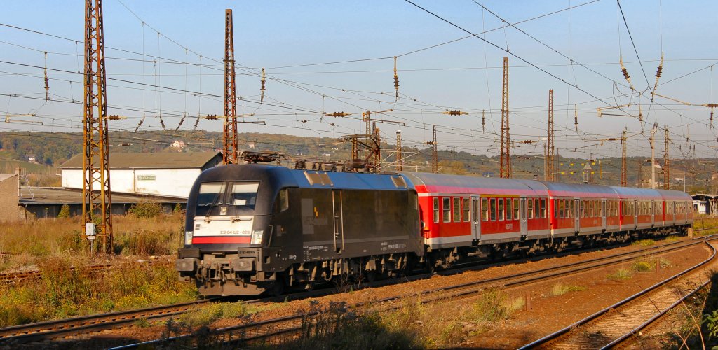 ES 64 U2-028 (182 528-0) der MRCE bedient am 15.10.11 die RB 16321 von Halle/S. nach Eisenach uns verlässt hier gerade Naumburg/S.

