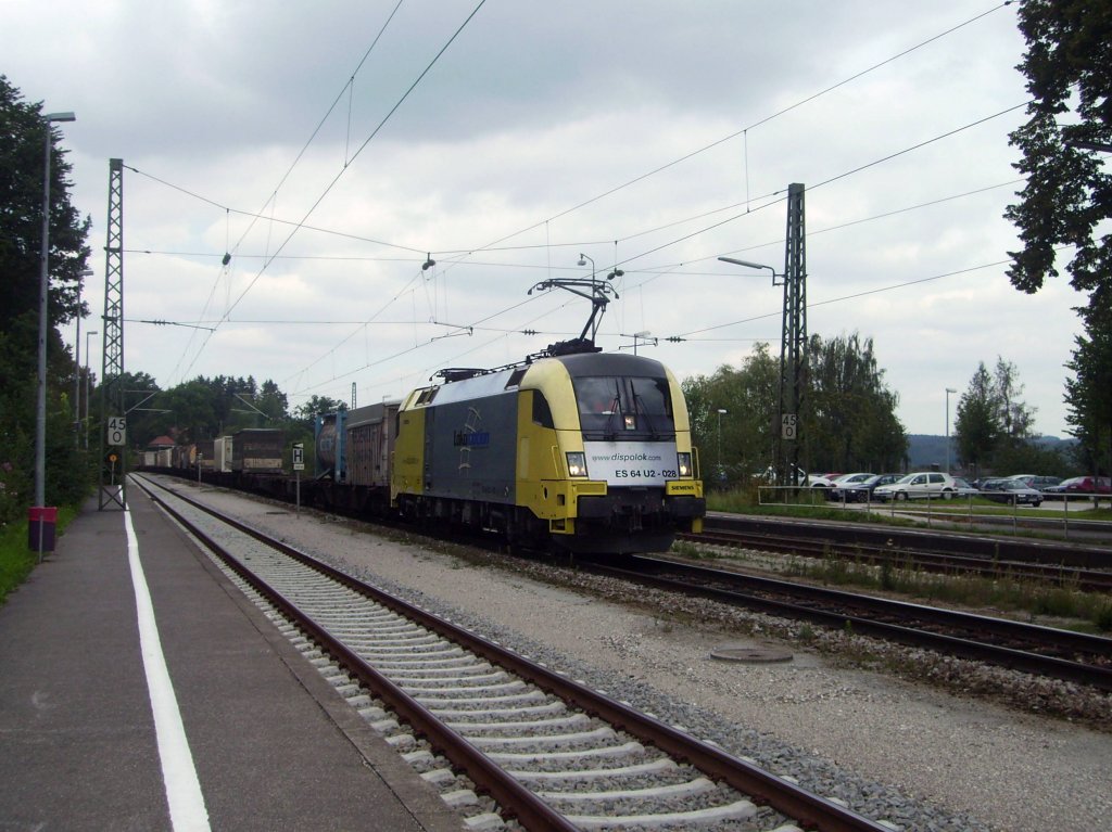 ES 64 U2 028 (182 528), damals noch fr Lokomotion im Einsatz, fuhr mit einem KLV Richtung Brenner am 23.08.2007 bei der Durchfahrt in Assling.