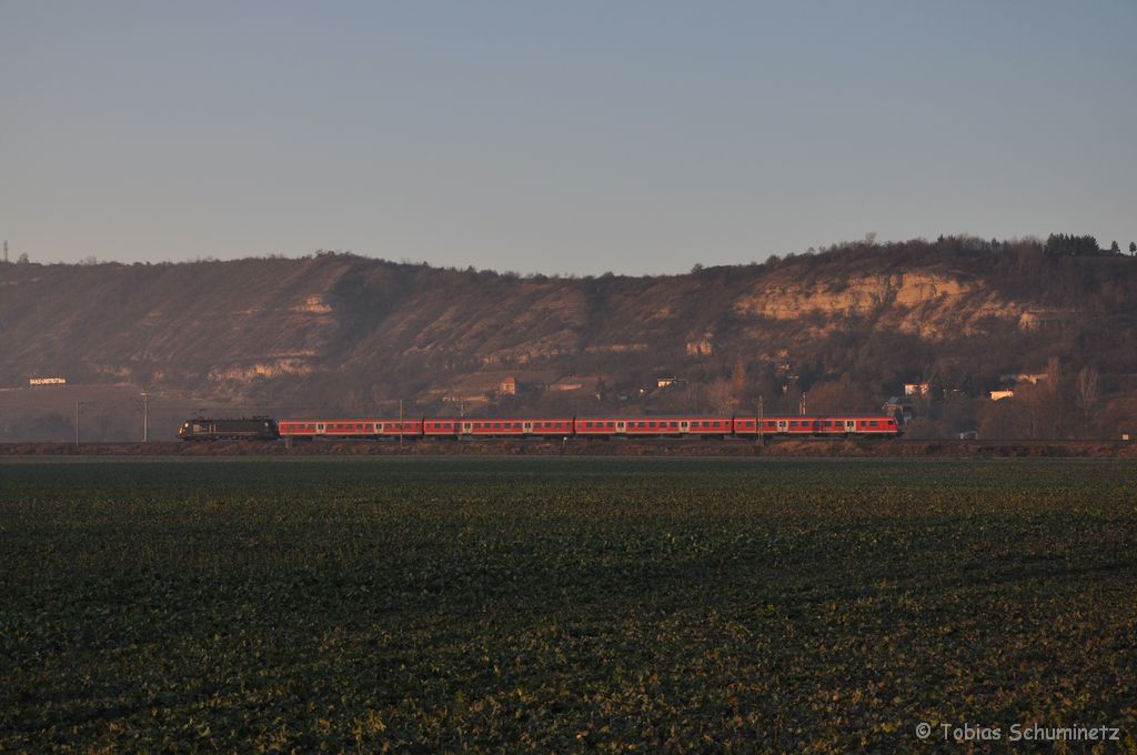 ES 64 U2 - 028 mit einer RB nach Halle am 13.11.2011 bei Schulpforte. Im Hintergrund das  Saale-Unstrut-Wein  Schild.