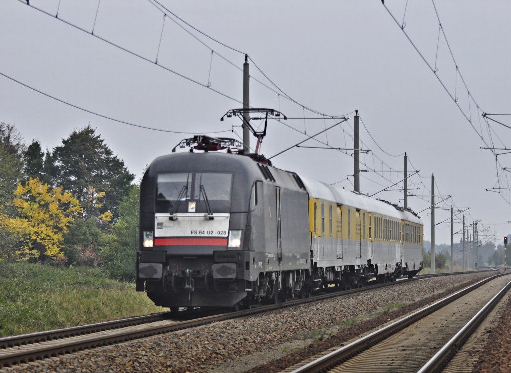ES 64 U2 028 mit einem Mezug aus Richtung Stralsund kommend bei Martensdorf am 07.10.2010