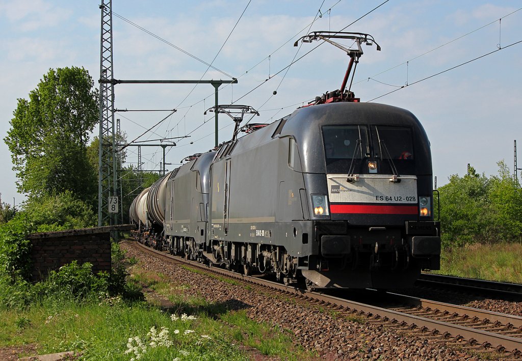 ES 64 U2-028 mit Schwestermaschine und Kesselzug in Porz Wahn am 02.05.2011