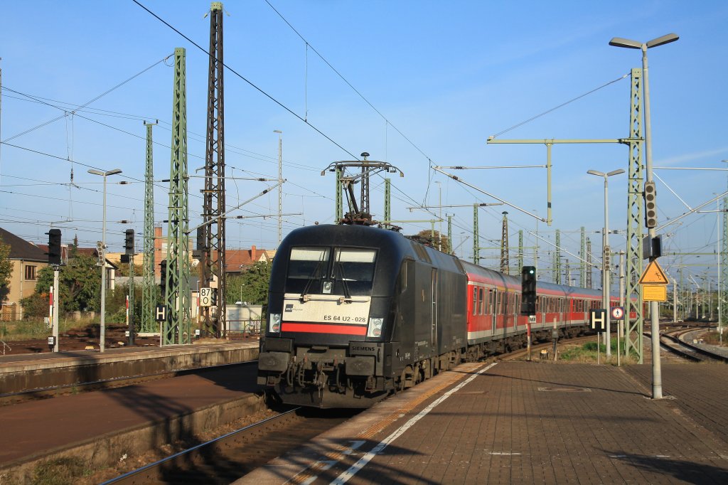 ES 64 U2 028 verlsst am 28.09.2011 den  Kultur Bahnhof Weimar  als Schublok einer Regionalbahn nach Halle. 