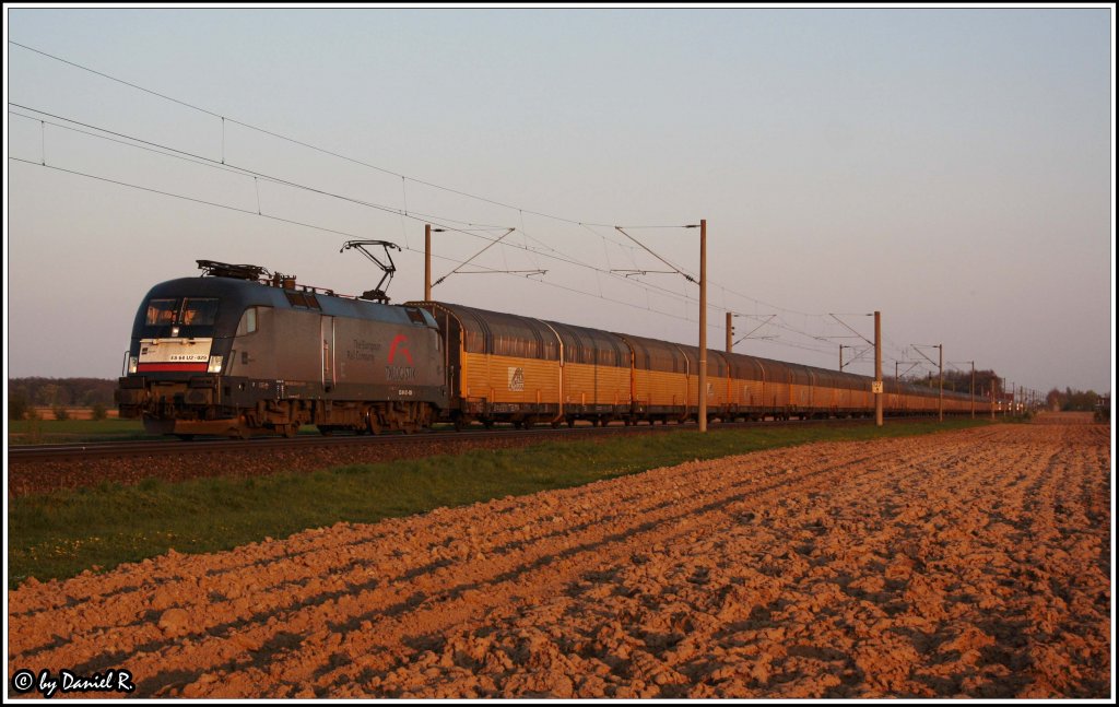 ES 64 U2 - 029 mit dem abendlichem ARS Altmann auf dem Weg von Landshut nach Regensburg Ost. (Kfering, 18.04.2011)