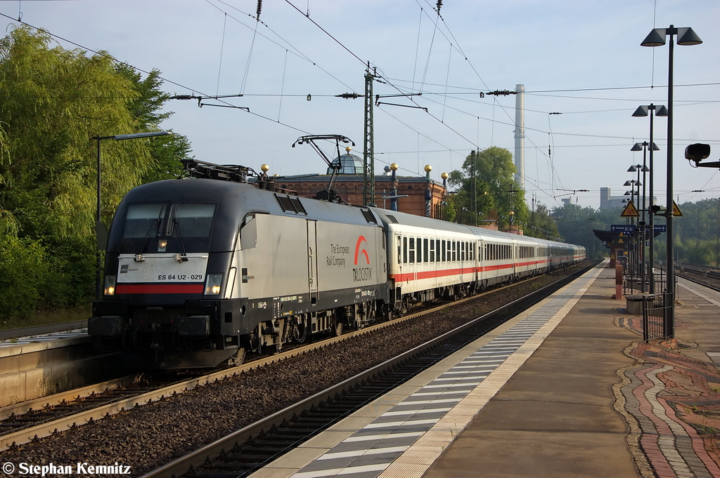 ES 64 U2 - 029 (182 529-8) MRCE Dispolok GmbH fr DB Fernverkehr AG mit dem IC/RE 2083  Knigssee  von Hamburg-Altona nach Berchtesgaden Hbf in Uelzen. Netten Gru an den Tf! 31.08.2012