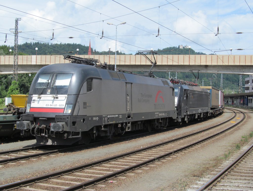 ES 64 U2-029 der MRCE/TXL und 189 938 der MRCE stehtn am 03. August 2012 mit einem KLV im Bahnhof Kufstein und warten auf die Ausfahrt in Richtung Wrgl.