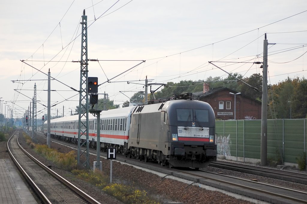 ES 64 U2 - 030 (182 530-6) mit dem IC 1926 nach Berlin Sdkreuz in Rathenow. 08.10.2010