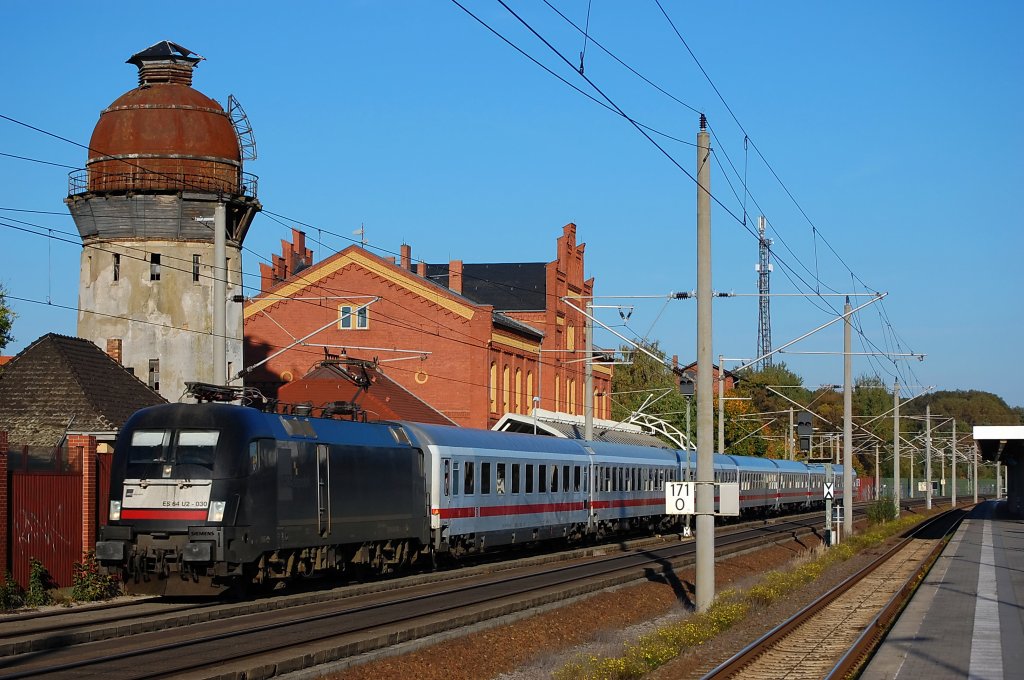 ES 64 U2 - 030 (182 530-6) mit dem IC 1923 nach K�ln Hbf in Rathenow. 10.10.2010