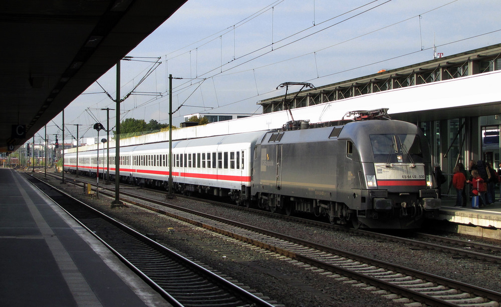 ES 64 U2 - 030 kommt hier mit dem IC 1926 (Kln Hbf -> Berlin Sdkreuz) in den Bahnhof Hannover Hbf eingefahren. 22.10.2010