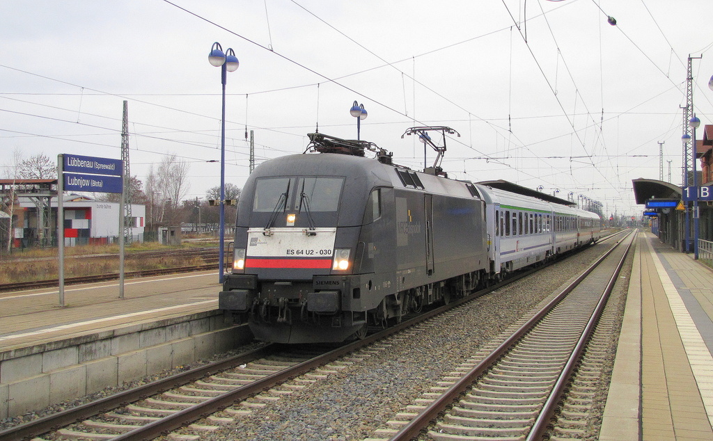 ES 64 U2-030 fuhr am 27.12.2011 mit dem EC 249  Wawel  von Hamburg-Altona nach Cottbus. Ab Cottbus bernimmt dann eine polnische Lok den Zug weiter. Nach einem nochmaligen Lokwechsel in Wegliniec endet die Reise dann in Krakow Glowny. Zu sehen ist der Zug in Lbbenau(Spreewald).