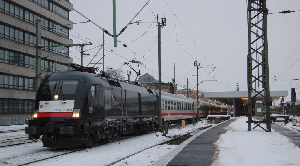 ES 64 U2-030 mit dem IC Rottaler Land nach Passau, am 16.01.2010 bei der Ausfahrt aus Hannover Hbf