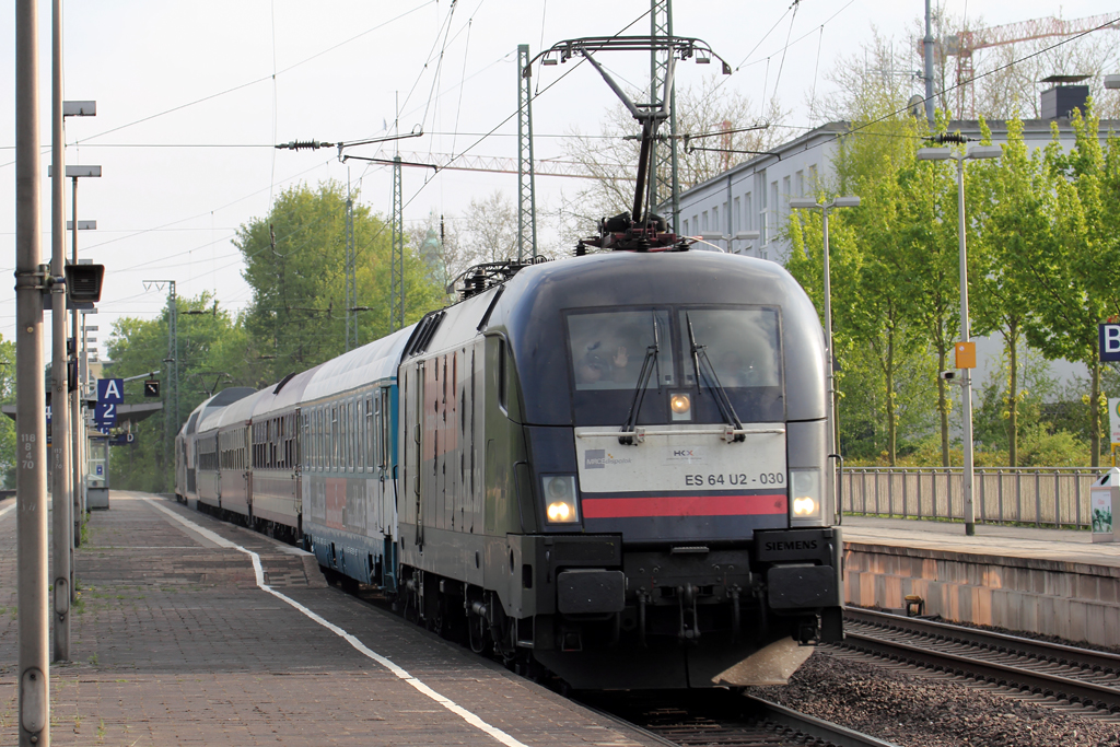 ES 64 U2-030 mit HKX 1805 nach Hamburg bei der Durchfahrt in Recklinghausen 3.5.2013