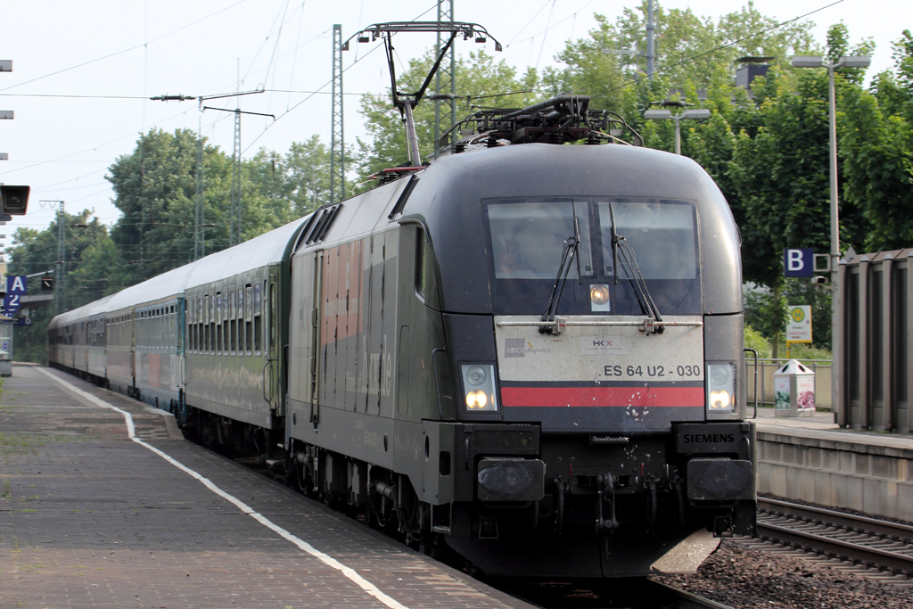 ES 64 U2-030 mit HKX 1805 in Recklinghausen 8.6.2013