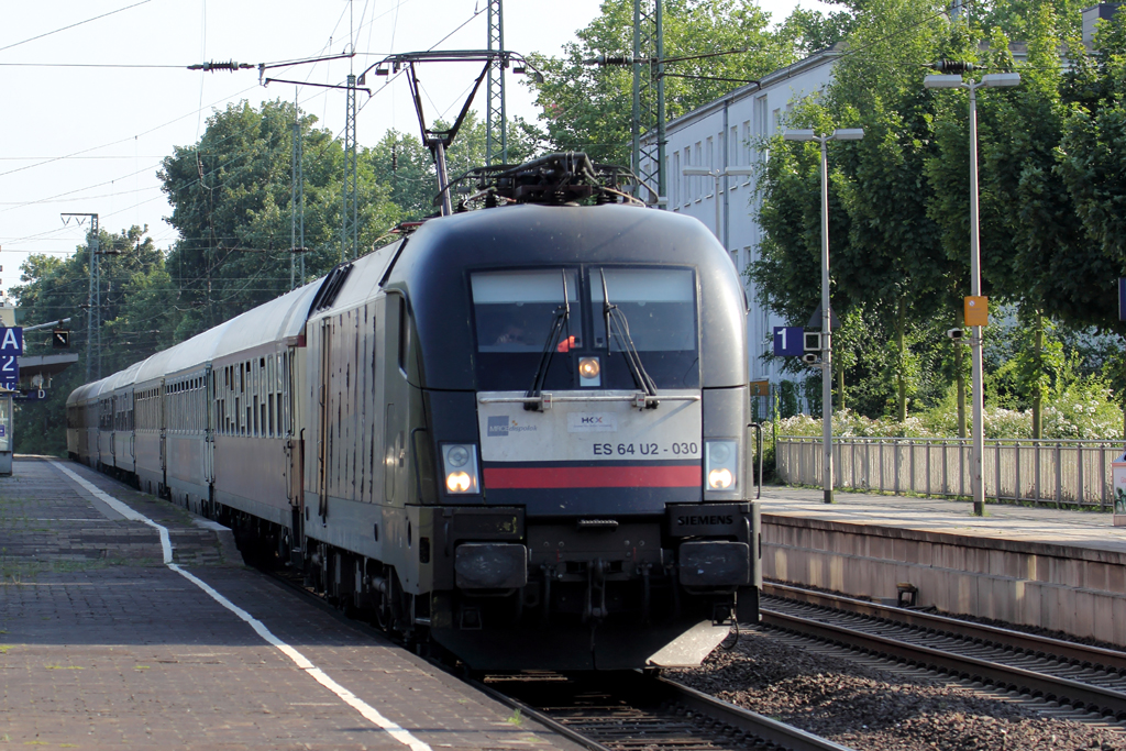 ES 64 U2-030 mit HKX 1805 in Recklinghausen 8.7.2013