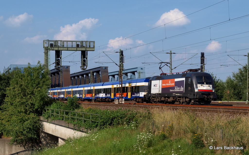 ES 64 U2-030 passiert am 17.08.12 mit einem HKX nach Kln die Hamburger Sderelbbrcken Richtung Rheinland.