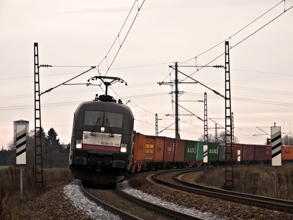 ES 64 U2 032 mit KLV am 21.11.10 kurz nach Plattling.