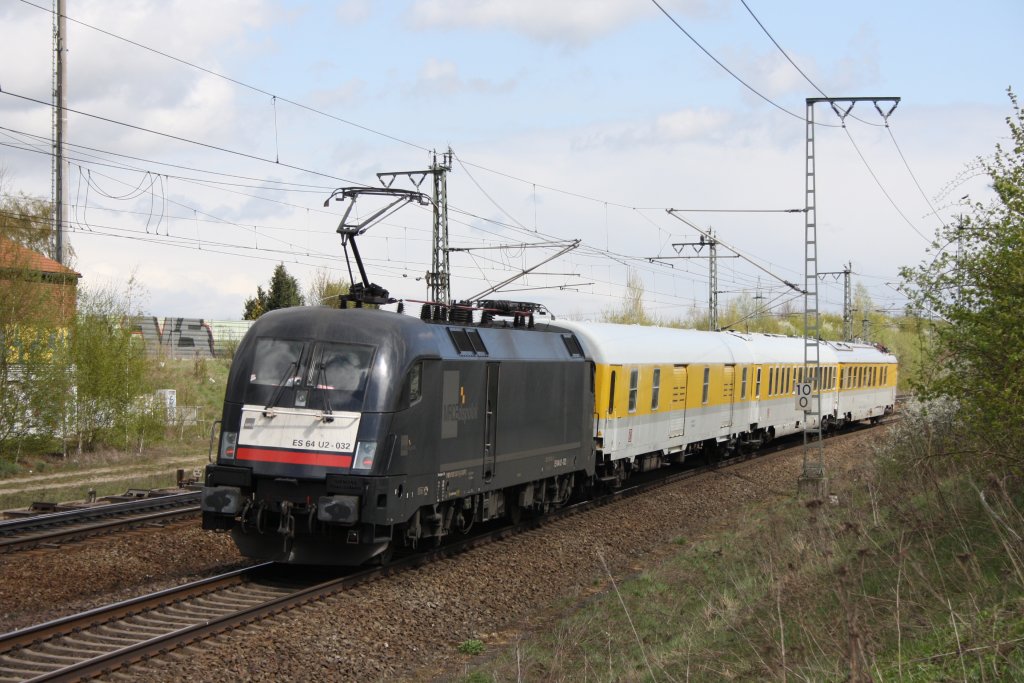 ES 64 U2-032 schiebt einen Messzug am 21.04.2010 durch Braunschweig Weddel