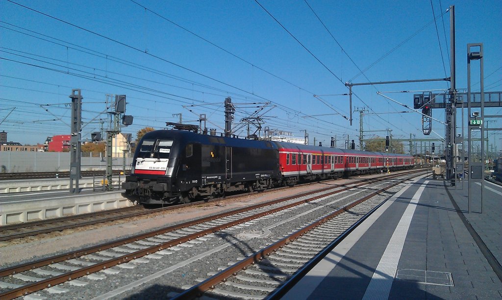 ES 64 U2 - 033 zieht am 19.10.2012 eine RB nach Eisenach in den Erfurter Hauptbahnhof. 