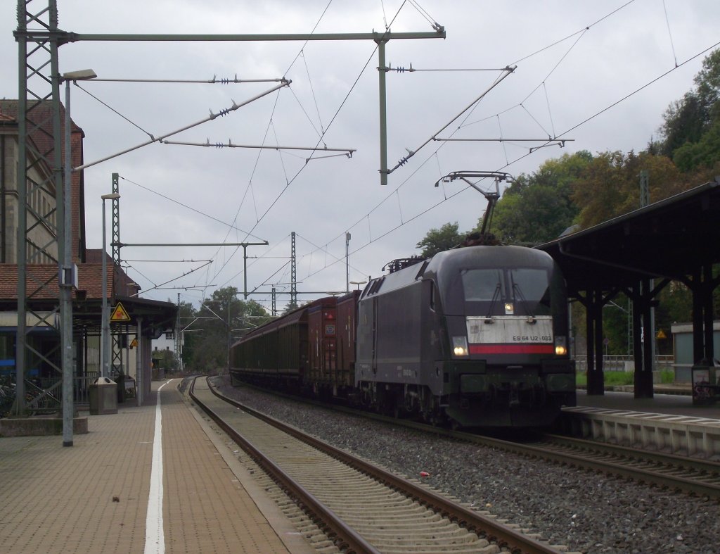 ES 64 U2-033 der MRCE zieht am 9. Oktober 2011 einen Schiebewandwagenzug durch Kronach.