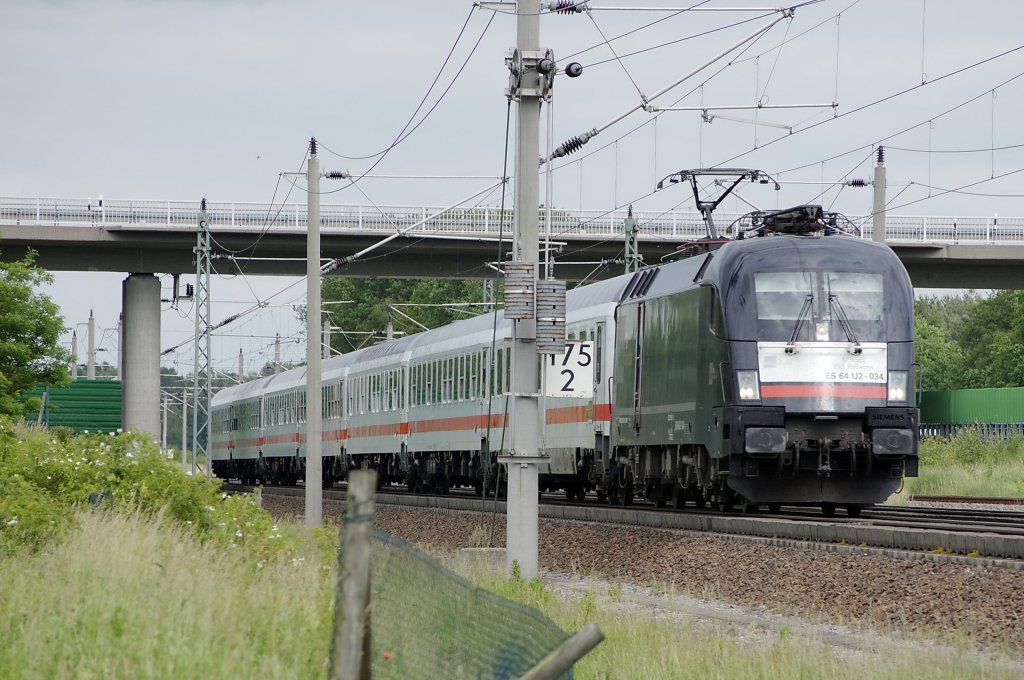 ES 64 U2 - 034 der MRCE mit dem IC 1923 nach Kln zwischen Growudicke und Rathenow. 13.06.2010
