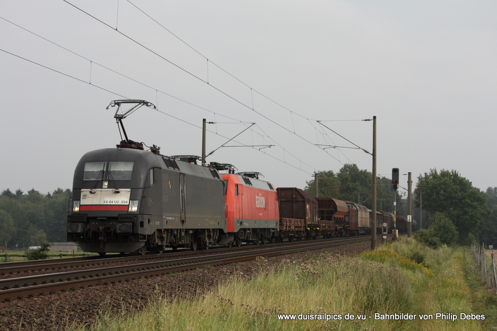 ES 64 U2 - 034 (MRCE) fhrt am 4. August 2011 um 16:32 Uhr mit einem Gterzug durch Reindorf