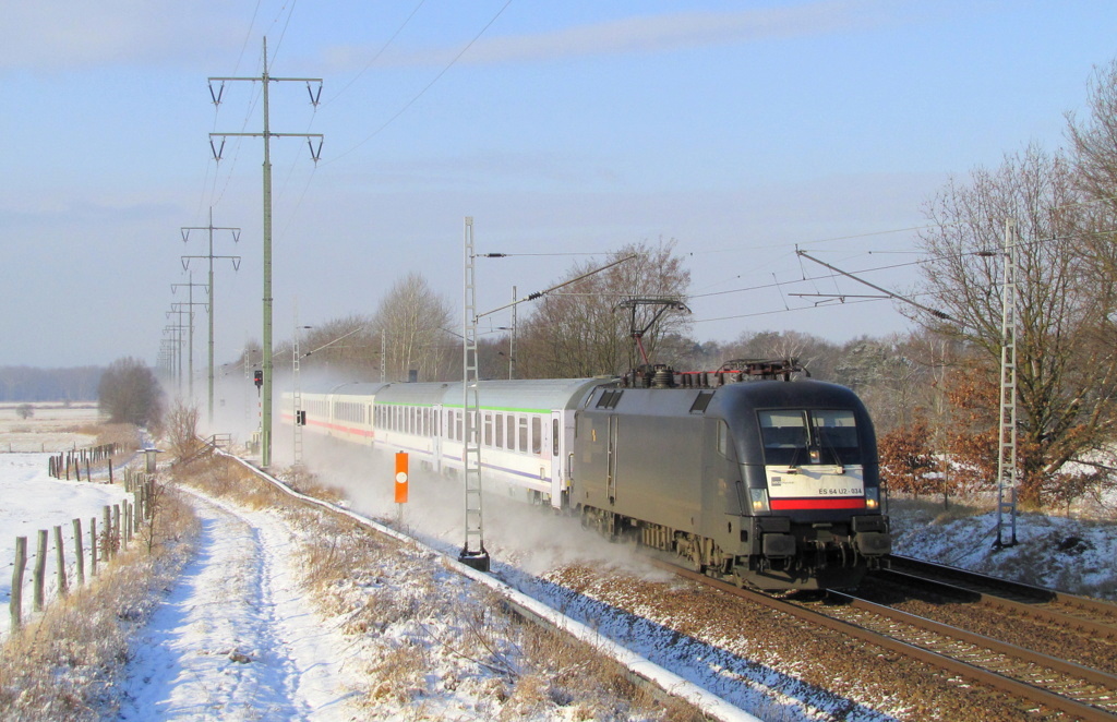 ES 64 U2 - 034 kommt hier am 03.02.2012 durch Diedersdorf gefahren. Es ging mit dem EC 249  Wawel  von Hamburg-Altona bis Cottbus. Ab Cottbus bernimmt dann eine Diesellok den Zug weiter nach Krakow Glowny.