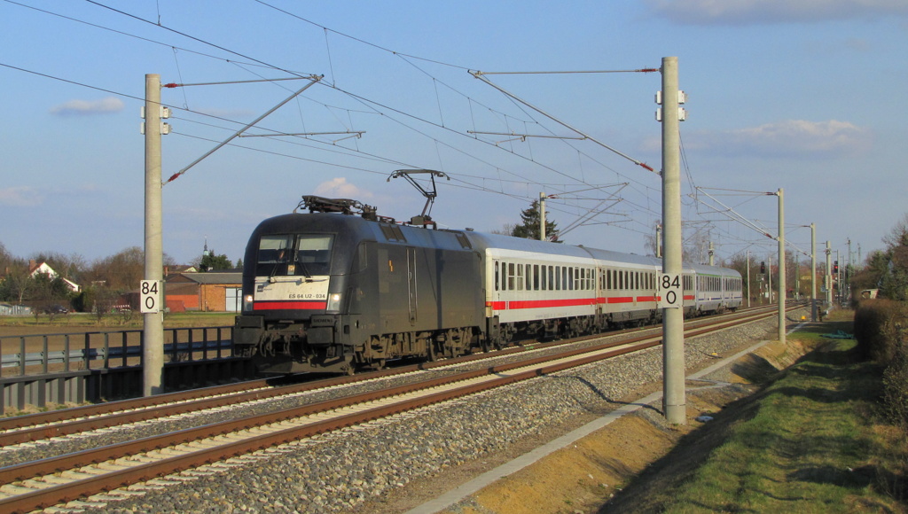 ES 64 U2 - 034 fuhr am 23.03.2012 den EC 248  Wawel   nach Hamburg-Altona ber Berlin Hbf. Hier sieht man den Zug in Lbbenau/Spreewald.