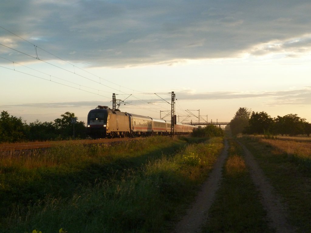ES 64 U2-034 mit dem CNL 479 am frhen Morgen des 07.07.12 bei Hgelheim.