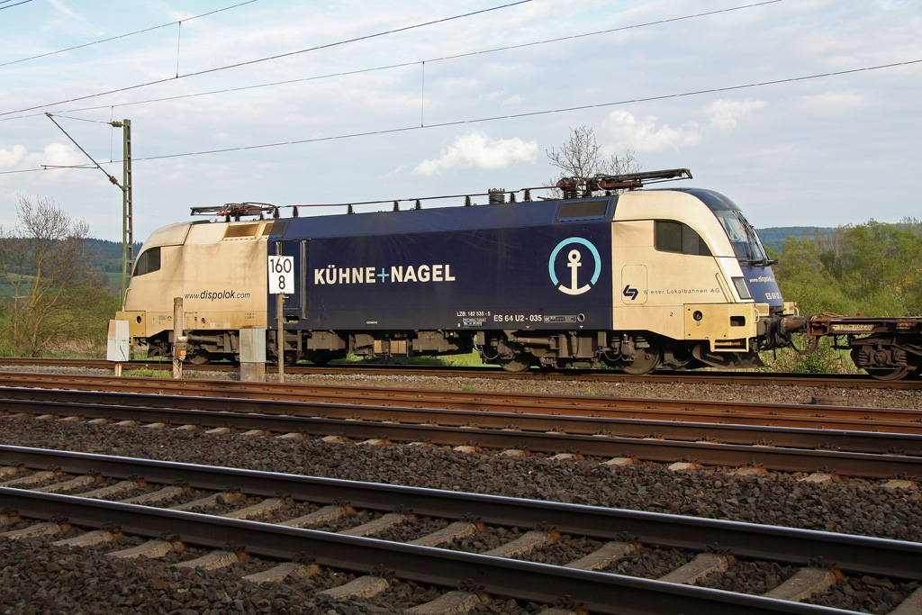 ES 64 U2-035  Khne & Nagel  der Wiener Lokalbahnen AG steht am 01.05.2010 abgebgelt mit einem gemischten Gterzug im Bahnhof Mecklar
