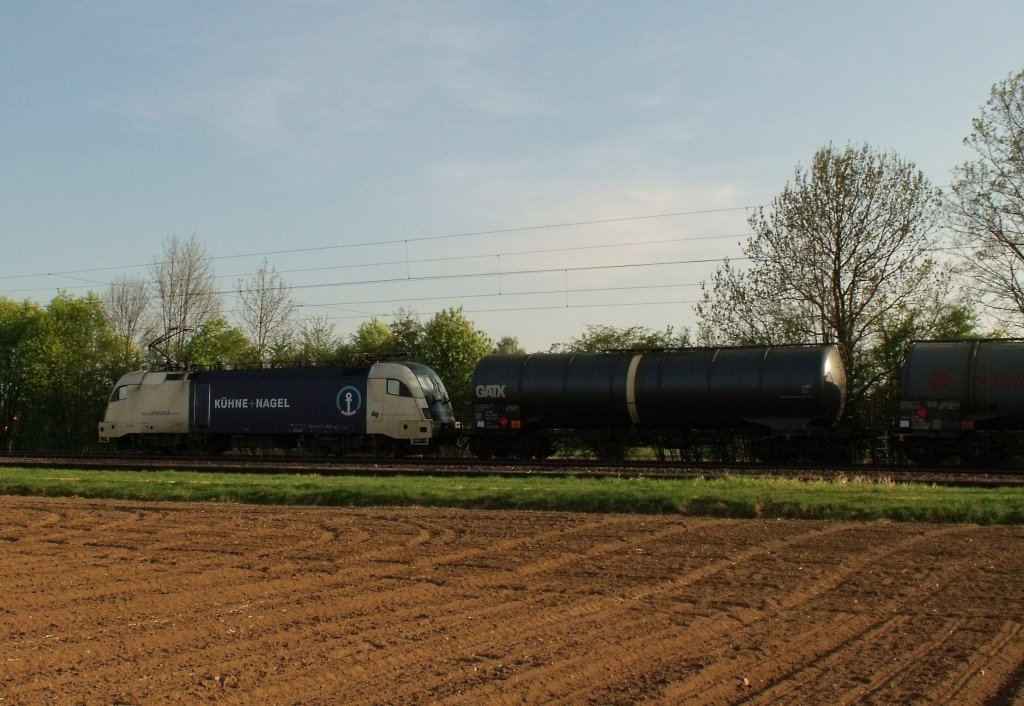 ES 64 U2 -035 mit Khne+Nagel aufschrift fahrend fr die Wiener Lokalbahn fahren am 25.04.2010 in Mangolding (1/2)