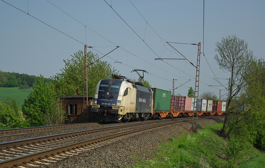 ES 64 U2-035 mit Containerzug in Fahrtrichtung Sden. Aufgenommen am 30.04.2011 zwischen Friedland(HAN) und Eichenberg.