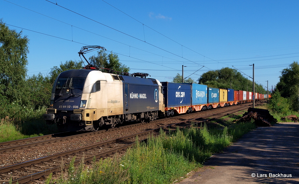 ES 64 U2-035 WLC rollt am 12.08.12 mit einem Containerzug durch Hamburg-Moorburg Hafenauswrts Richtung Maschen.