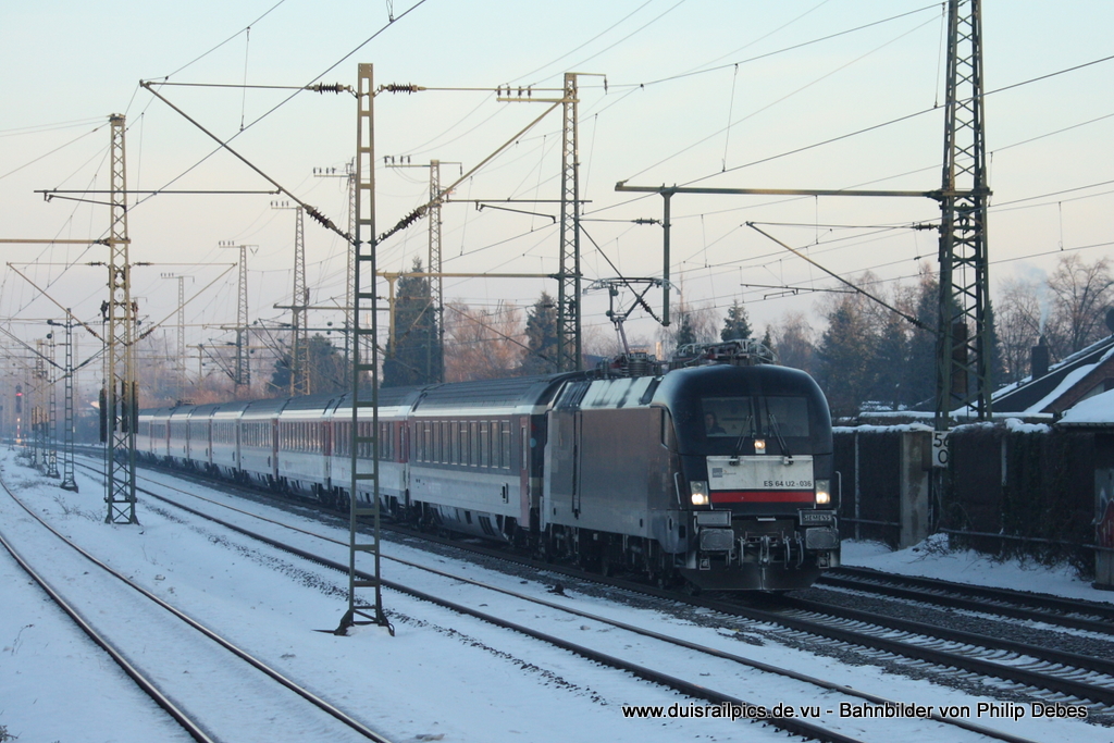 ES 64 U2 - 036 (MRCE) fhrt am 30. Dezember 2010 um 9:26 Uhr mit dem EC7 durch Duisburg Groenbaum