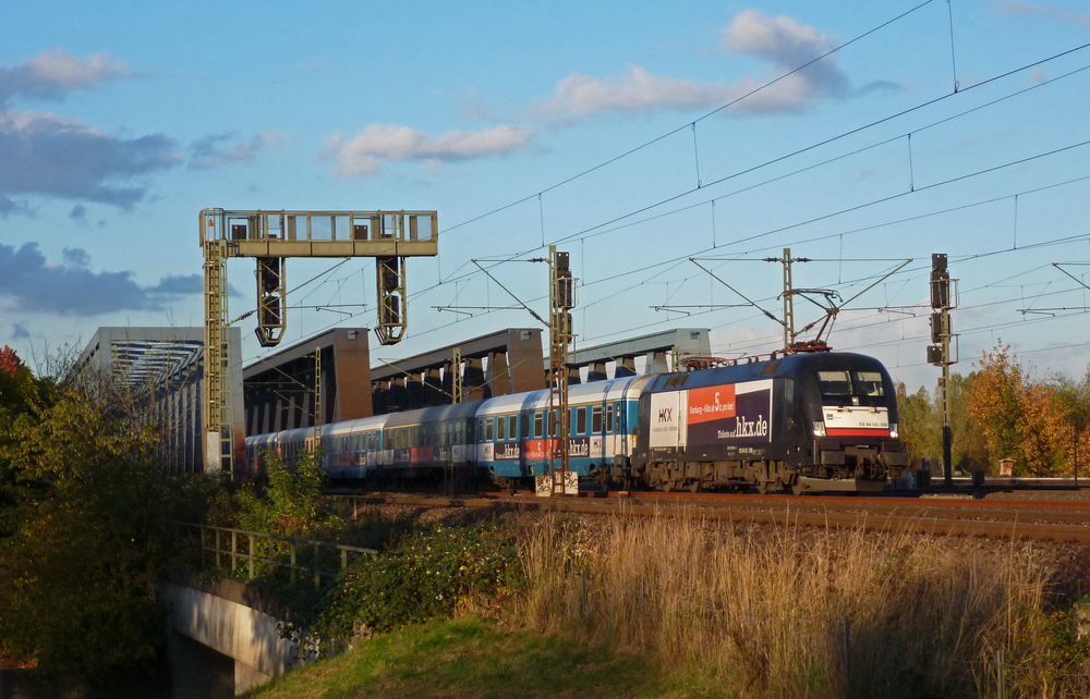 ES 64 U2 - 036 am 27.10.2012 mit dem HKX von Hamburg nach Kln Hbf bei den hamburger Sderelbbrcken.