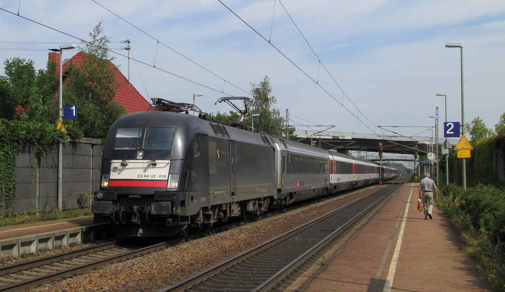 ES 64 U2-036, alias 182 036 von MRCE, fuhr am 18.08.2011 mit dem EC7 von Hamburg-Altona nach Chur. Nchster Halt wird in wenigen Minuten Karlsruhe Hbf sein. Hier sieht mand en Zug in Karlsruhe Hagsfeld. 